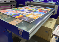 View Silicon Roller Applicator Table Durable Vinyl Sign Roller Applicator Versatile Demo